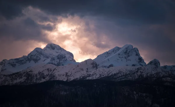Темний Зимовий Захід Сонця Горах — стокове фото