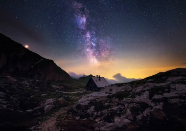 Julian Alpleri 'nin dağlarında Samanyolu.