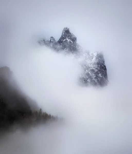 Picos Brumosos Las Montañas Los Alpes Julianos —  Fotos de Stock
