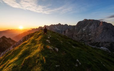 Gün batımında dağın tepesinde yürüyüş.