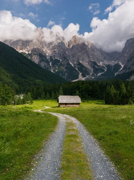 克里尼卡谷的小木屋 背景是朱利安阿尔卑斯山 — 图库照片