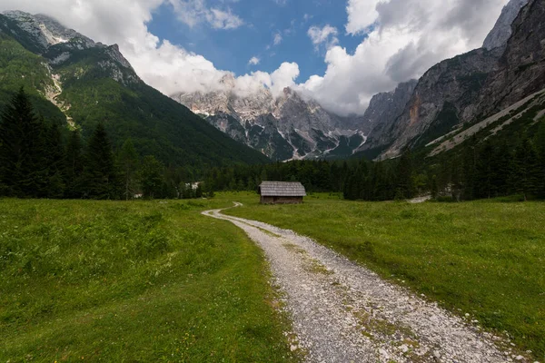 Cottage Vale Krnica Com Montanhas Julian Alps Fundo — Fotografia de Stock