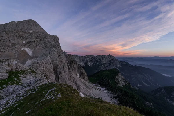 日没時に山の頂上でハイキング — ストック写真