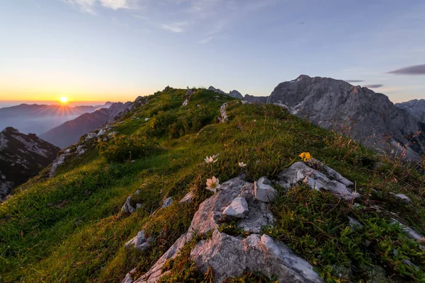 日没時に山の頂上でハイキング — ストック写真
