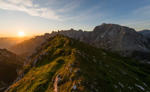 Wandern Auf Dem Gipfel Des Berges Bei Sonnenuntergang — Stockfoto