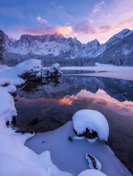 Pôr Sol Nas Montanhas Junto Lago — Fotografia de Stock