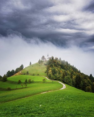 Slovenya kırsalındaki tepenin üstündeki kilise