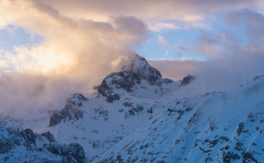 Kış dağları canlı bulutlarla