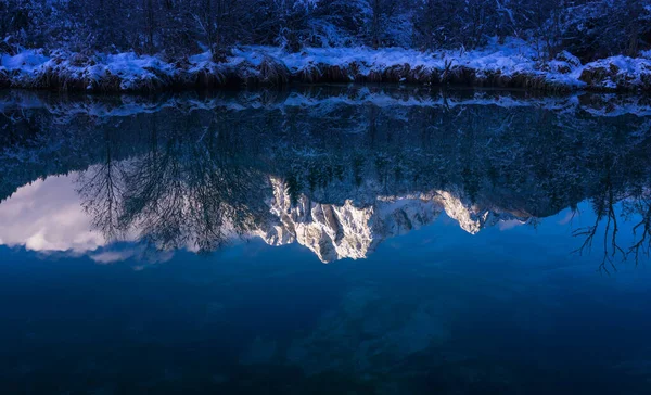 Montanhas Inverno São Refletidas Lago — Fotografia de Stock