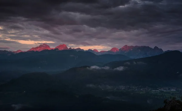 劇的な雲と山の中で暗いと鮮やかな日の出 — ストック写真