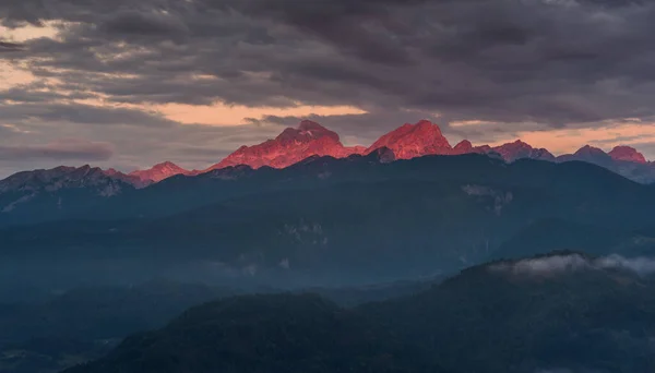 Montanha Triglav Acima Das Aldeias Com Nuvens Dramáticas Escuras Vivas — Fotografia de Stock
