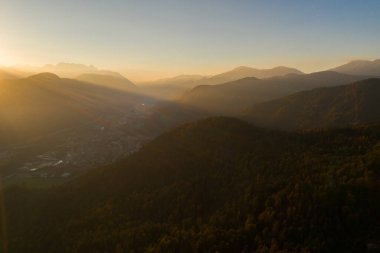 Gün doğumunda ormanın ve vadinin havadan görünüşü