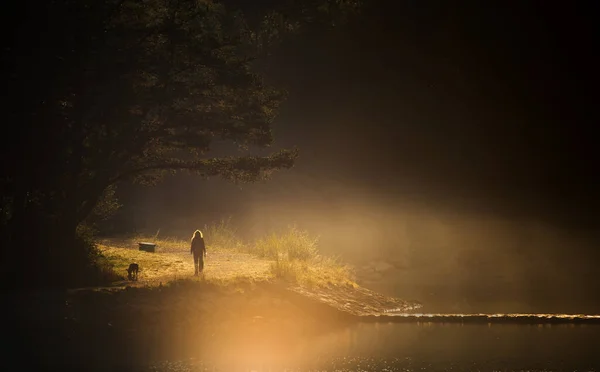 Mujer Perro Paseando Por Lago Niebla Mañana — Foto de Stock