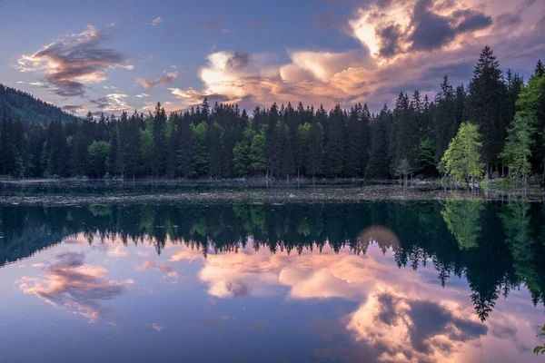 Nuvens Vívidas Pôr Sol Perto Lago Fusine — Fotografia de Stock
