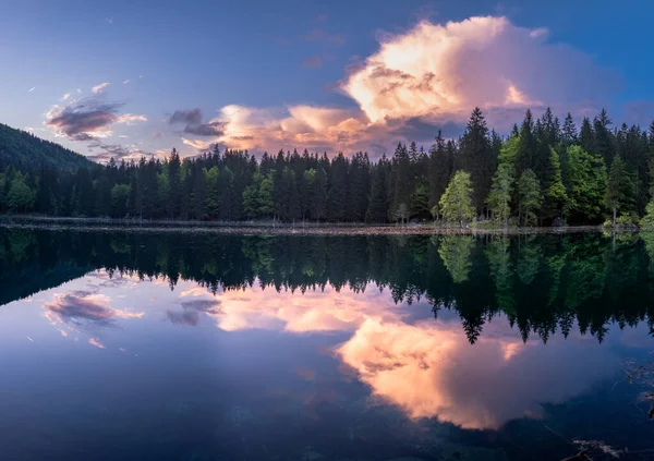 Lebendige Wolken Bei Sonnenuntergang Fusine See — Stockfoto