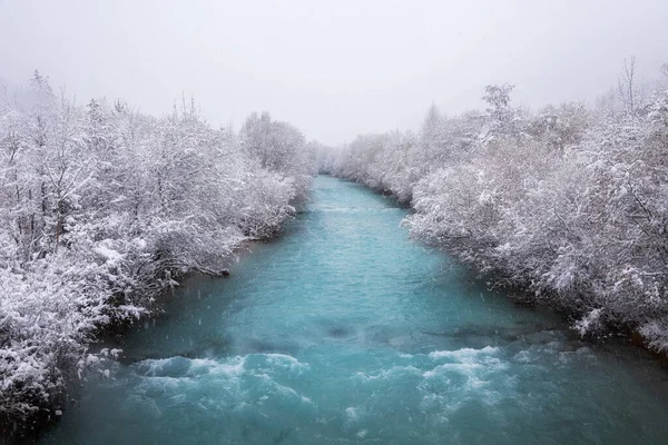 Winter Trifft Herbst Einem Verschneiten Und Bewölkten Tag Stockbild