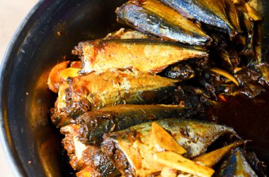 tuz ile haşlanmış balık.