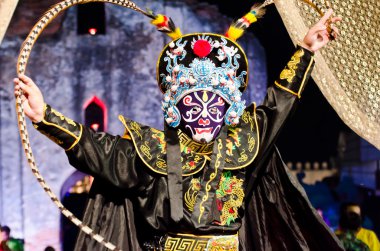 dönem kadın oyuncu.