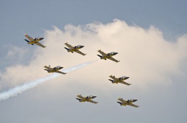 Breitling jet takım royal bir gökyüzünün altında