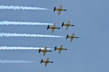 Breitling jet takım royal bir gökyüzünün altında