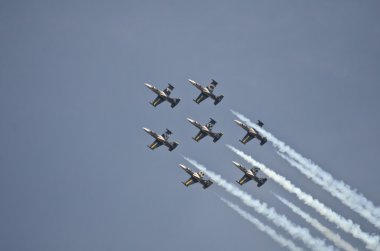 Breitling jet takım royal bir gökyüzünün altında