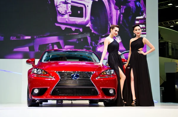 La Lexus IS 300h — Photo