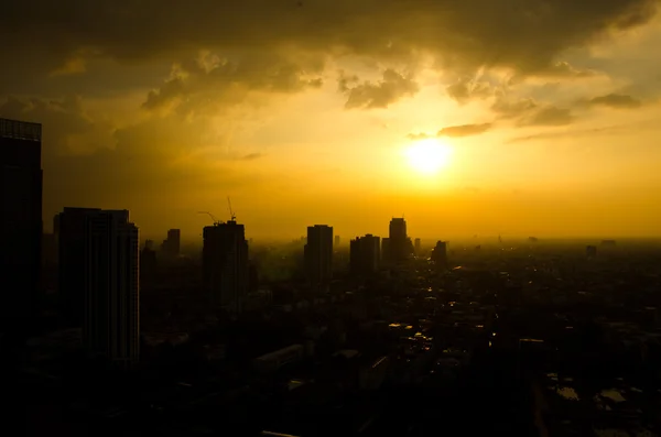 Coucher de soleil dans la ville — Photo