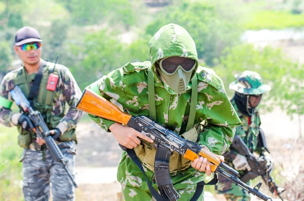 Praticando Airsoft Gun — Fotografia de Stock