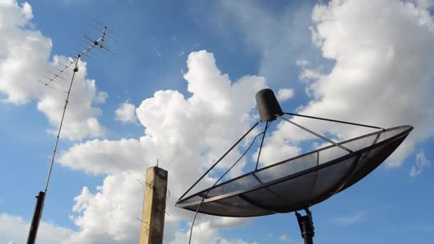 Satellit skålen och TV-antenner. HD — Stockvideo