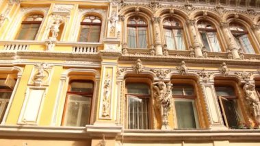 Çok güzel eski bir bina. Geçiş