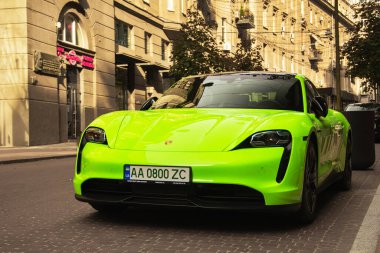 Kiev, Ukrayna - 19 Haziran 2021: Matte Porsche Taycan Turbo S limon rengi