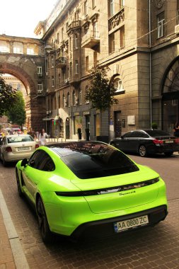 Kiev, Ukrayna - 19 Haziran 2021: Matte Porsche Taycan Turbo S limon rengi