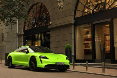 Kiev, Ukrayna - 19 Haziran 2021: Matte Porsche Taycan Turbo S limon rengi
