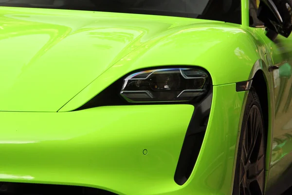 キエフ ウクライナ 2021年6月19日 Matte Porsche Taycan Turbo Lime Color City — ストック写真