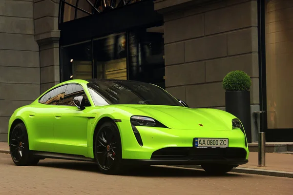 キエフ ウクライナ 2021年6月19日 Matte Porsche Taycan Turbo Lime Color City — ストック写真