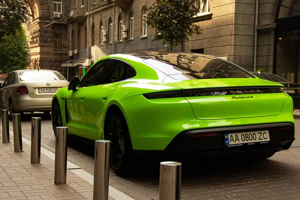 Kiev Ucrania Junio 2021 Matte Porsche Taycan Turbo Lime Color — Foto de Stock