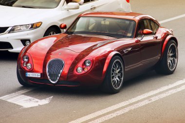 Kiev, Ukrayna - 12 Haziran 2021: Wiesmann MF4. Spor kırmızı özel araba yolda.