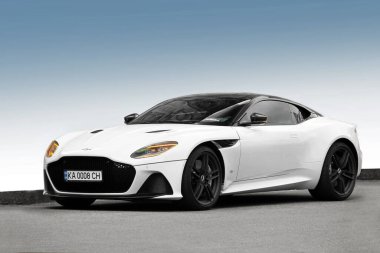 Kiev, Ukrayna - 12 Haziran 2021: Beyaz İngiliz süper arabası Aston Martin DBS Superleggera