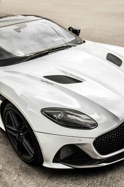 Kiev Ucraina Iunie 2021 Supercarul Englez Alb Aston Martin Dbs — Fotografie, imagine de stoc