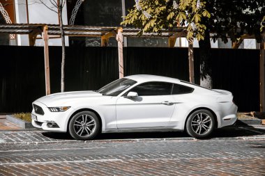 Kiev, Ukrayna - 22 Mayıs 2021: Beyaz Ford Mustang şehre park etti. Amerikan kaslı arabası hareket halinde