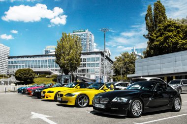 Kiev, Ukrayna - 22 Mayıs 2021: Şehirde BMW Z4 arabaları. Arka arkaya renkli BMW arabalar