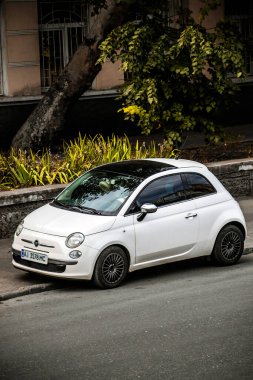 Odessa, Ukrayna - 5 Eylül 2021: Kaldırıma park edilmiş Beyaz Fiat 500