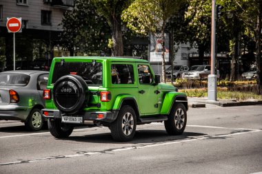 Kiev, Ukrayna - 22 Mayıs 2021: Şehirde Yeşil Jeep Wrangler SUV.