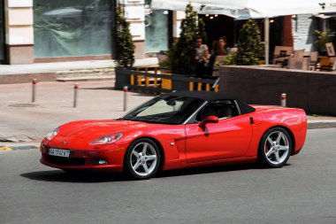 Kiev, Ukrayna - 22 Mayıs 2021: Amerikan spor arabası Chevrolet Corvette. Kırmızı süper araba