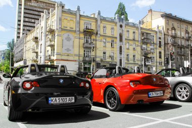 Kiev, Ukrayna - 22 Mayıs 2021: Şehirde BMW Z4 arabaları. Arka arkaya renkli BMW arabalar