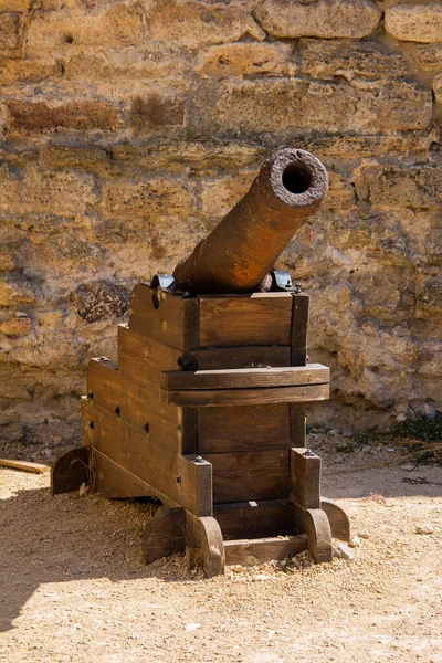 Alte Kanone Auf Dem Hintergrund Eines Alten Gebäudes — Stockfoto