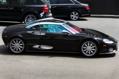 Kiev, Ukrayna - 19 Haziran 2021: Spyker C8 Laviolette. Siyah lüks süper araba Spyker yolda
