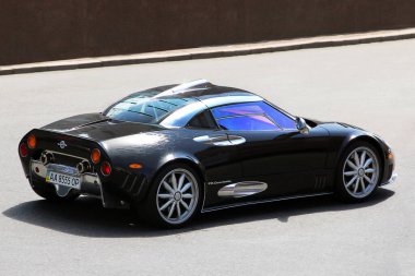 Kiev, Ukrayna - 19 Haziran 2021: Spyker C8 Laviolette. Siyah lüks süper araba Spyker yolda