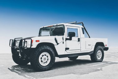 Kiev, Ukrayna - 27 Nisan 2014: Beyaz Hummer X bulutların arka planında. Farları açık askeri SUV.