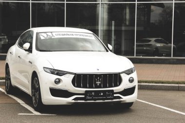 Kiev, Ukrayna - 21 Nisan 2020: Lüks bir Maserati Levante arabası şehirde park edilmiş. Satılık araba. Duvar Kağıdı